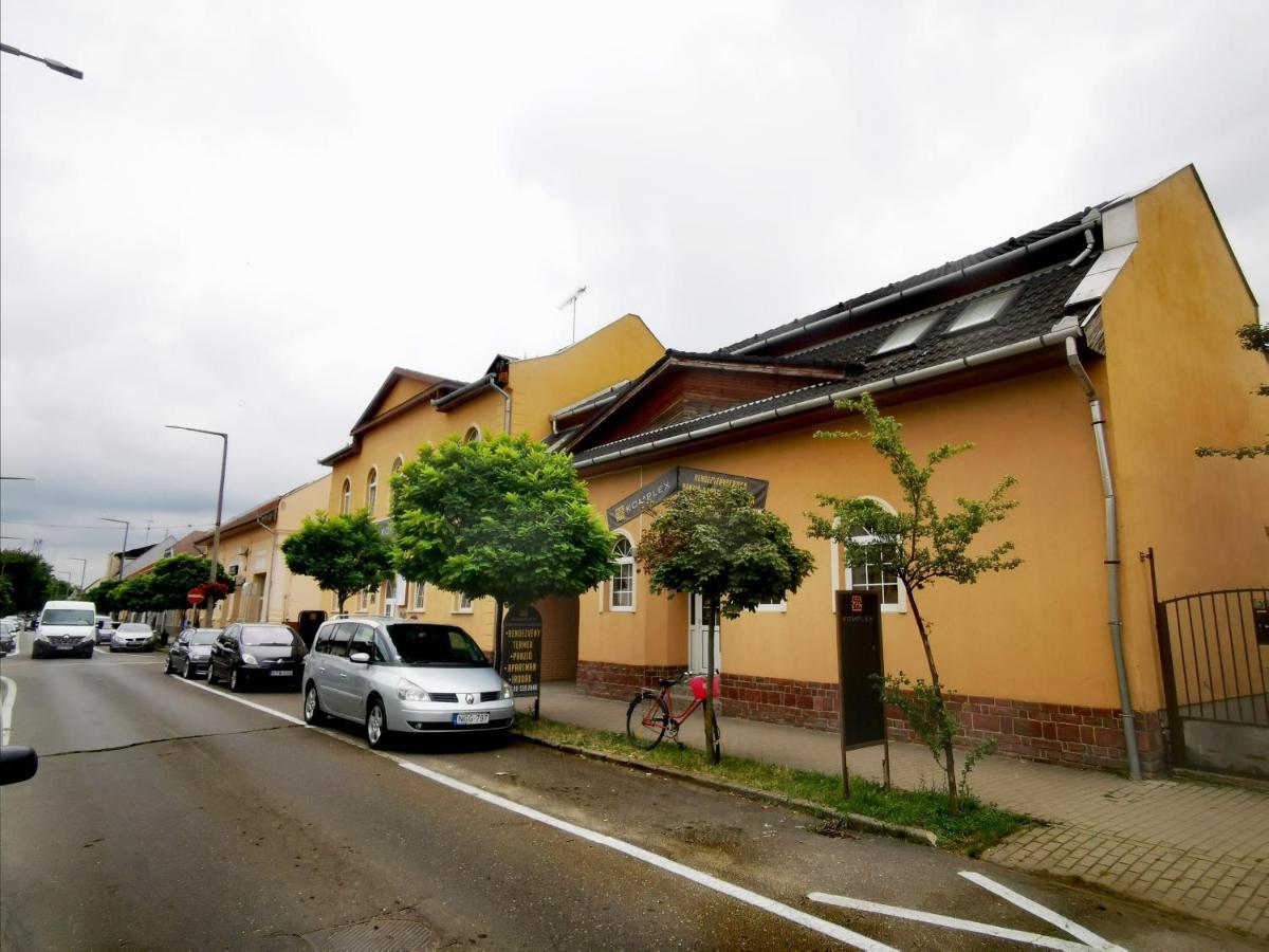 Komplex -Rendezvenytermek-Panzio-Apartman-Irodak- Mateszalka Exterior photo