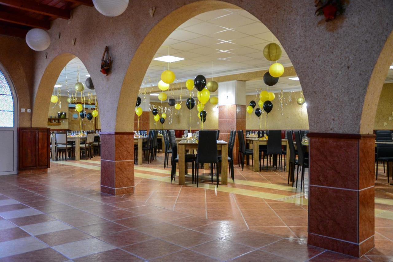 Komplex -Rendezvenytermek-Panzio-Apartman-Irodak- Mateszalka Exterior photo
