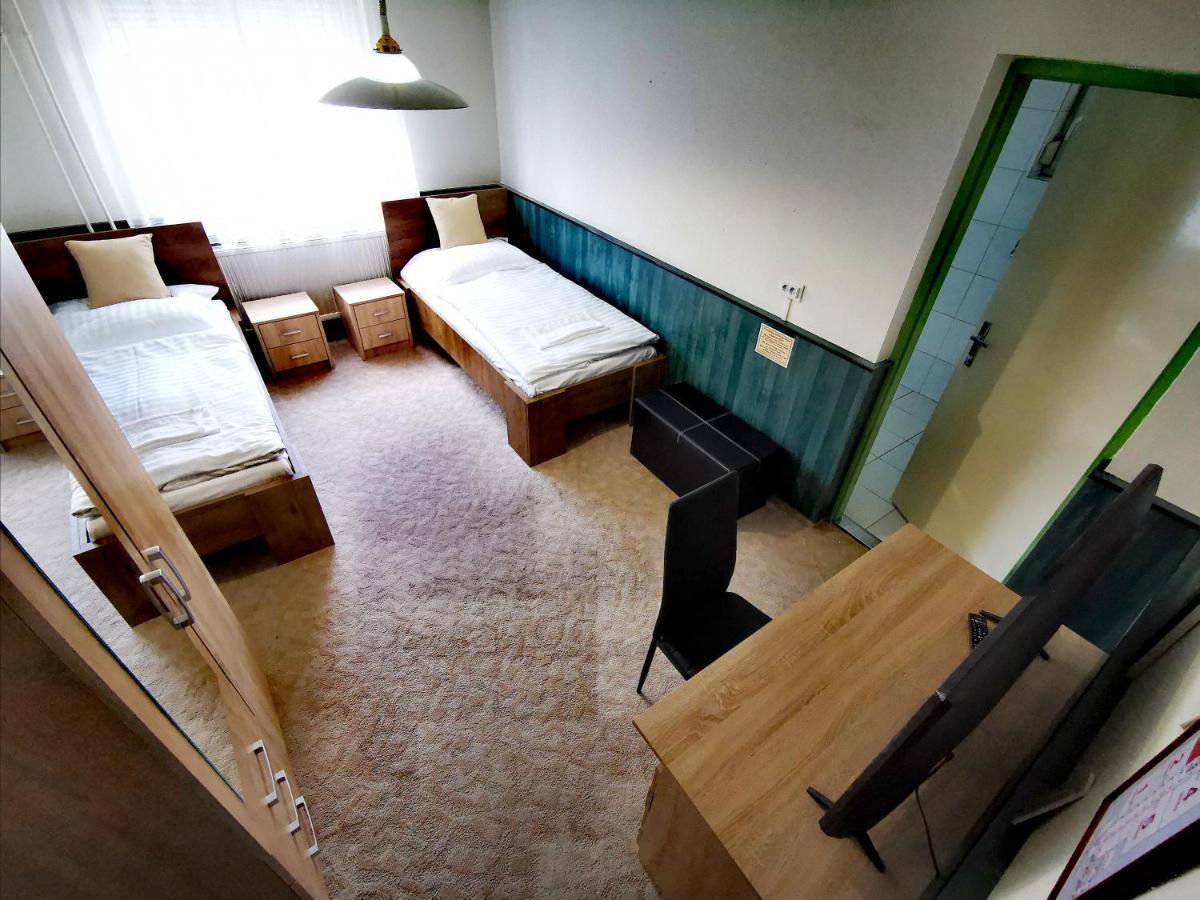 Komplex -Rendezvenytermek-Panzio-Apartman-Irodak- Mateszalka Exterior photo