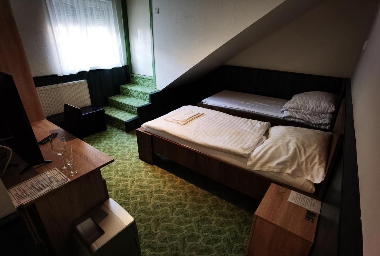Komplex -Rendezvenytermek-Panzio-Apartman-Irodak- Mateszalka Exterior photo